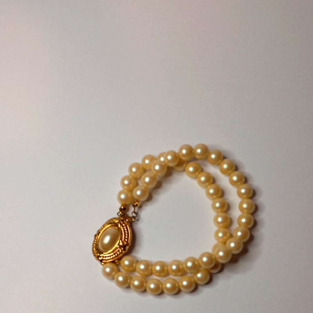 Elegant Cream Pearl Bracelet with Gold Clasp